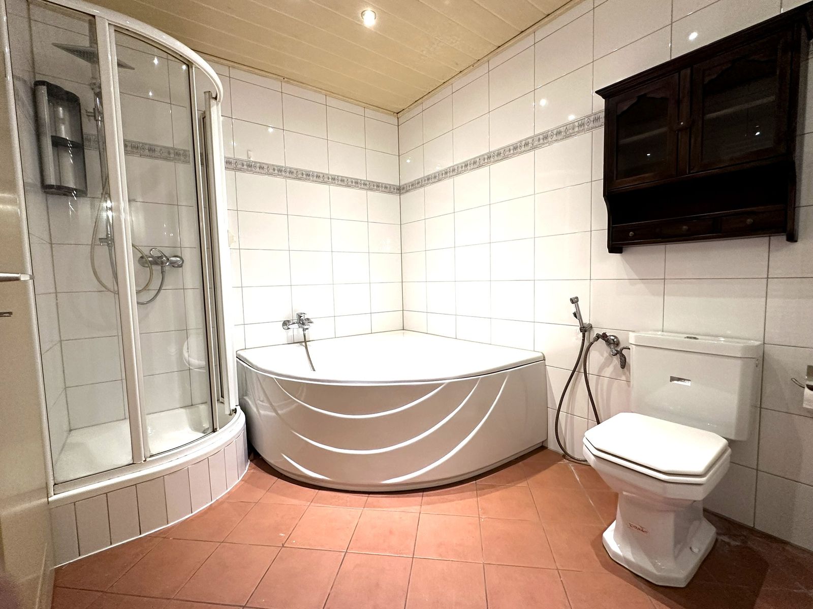 Badezimmer im Monteurhaus Elsenfeld mit Dusche und Wanne