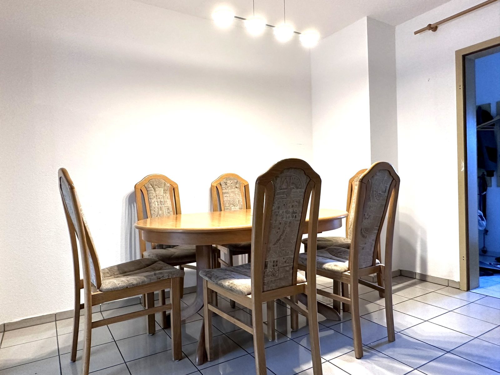 Essbereich im Monteurhaus Elsenfeld mit großem Esstisch für das ganze Team