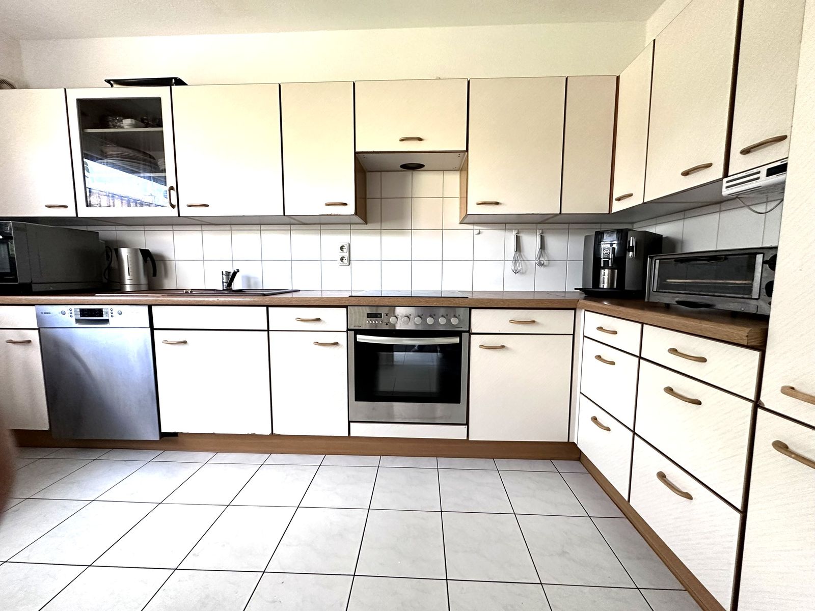 Voll ausgestattete Küche der Monteurwohnung Elsenfeld